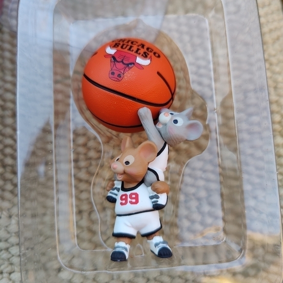 1999 Chicago Bulls Hallmark Christmas Ornament 90s Basketball Mouse NBA - Picture 5 of 7